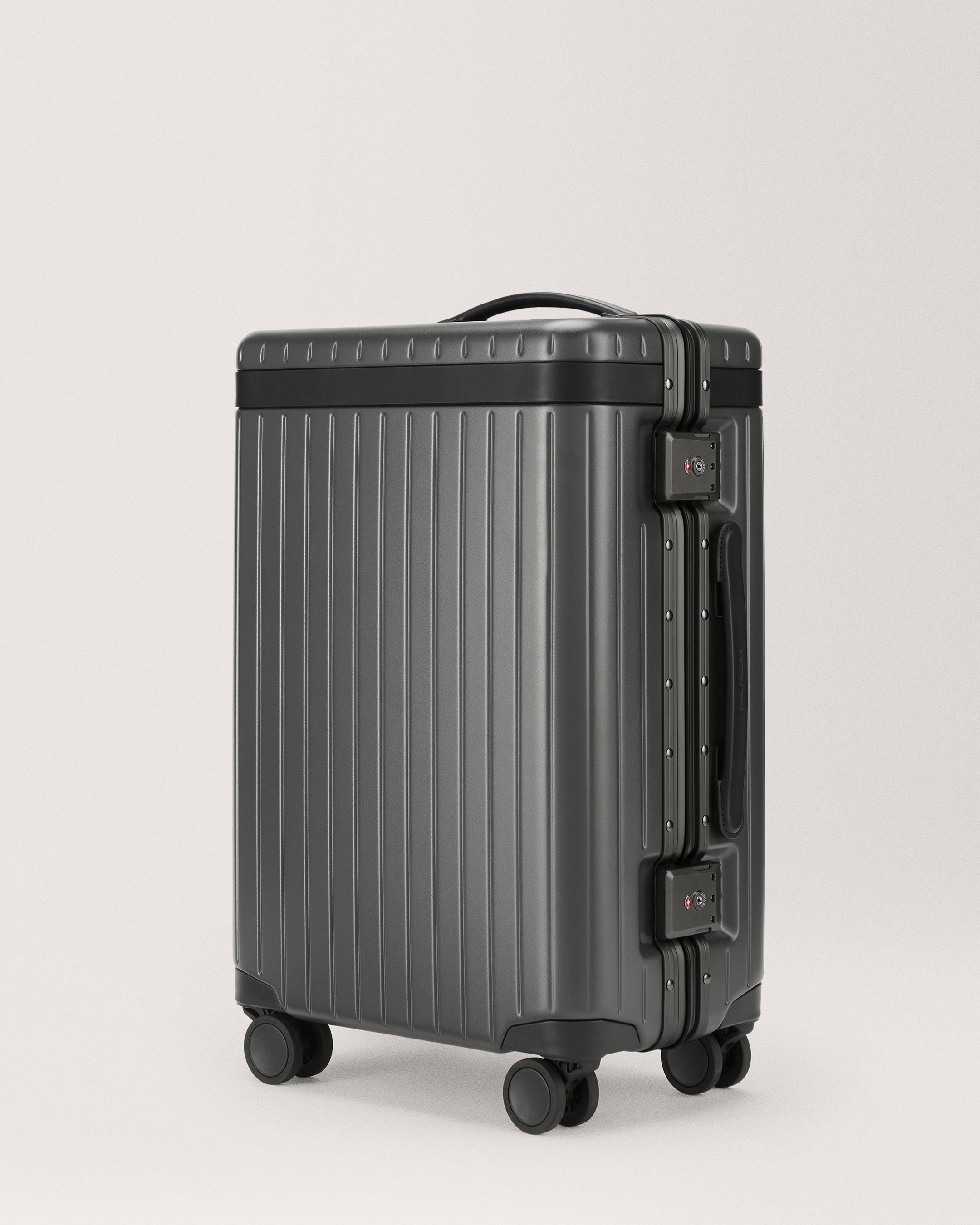 The Carry-on - Return Grey / Black / Smooth Dark grey polycarbonate suitcase - Good Condition